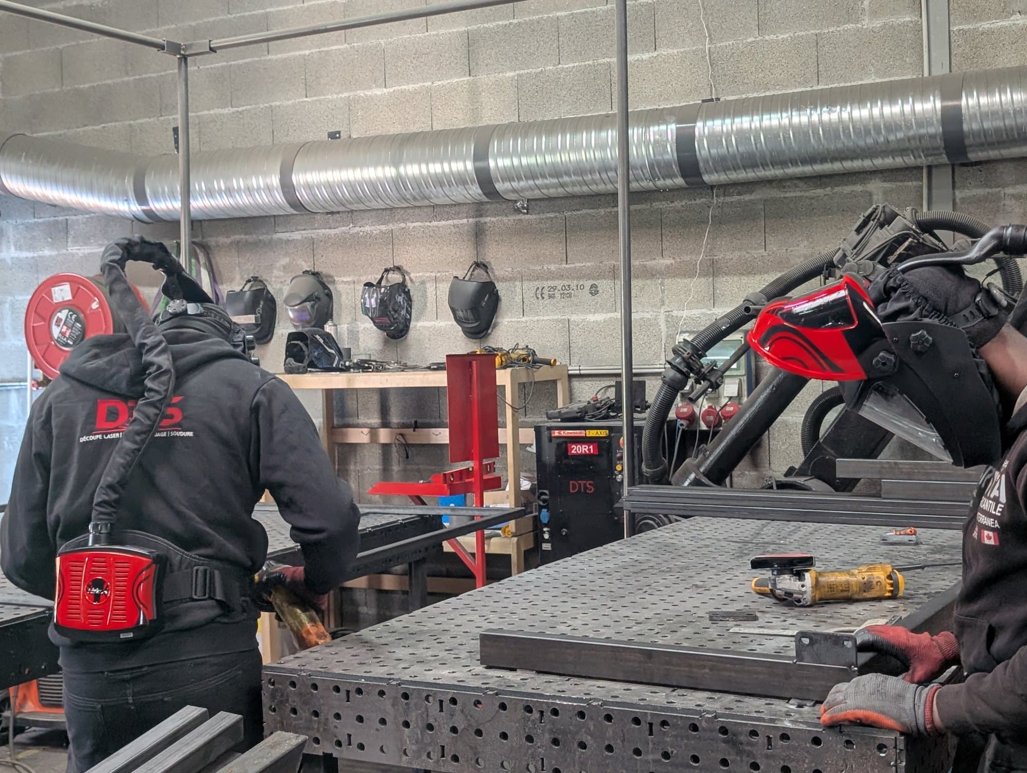 Soudeurs de DTS Industrie à l'assemblage, atelier de Chassieu